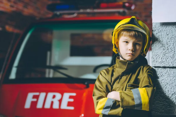 Kind brandweerman spelen — Stockfoto