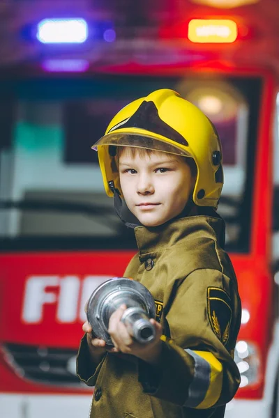 Дитина пожежного грати — стокове фото