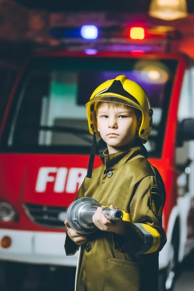 Bambino pompiere giocare — Foto Stock