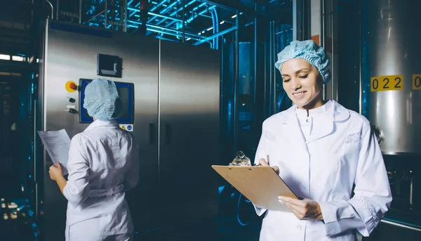 Produção de fábrica de leite — Fotografia de Stock