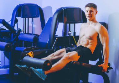 spor salonunda egzersiz adam