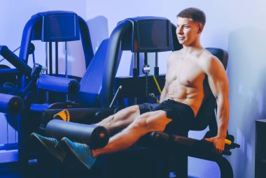 spor salonunda egzersiz adam