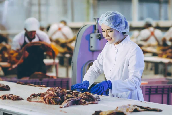 Работник мясокомбината — стоковое фото