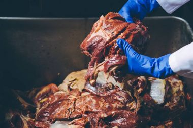 Çiğ et tutan adam el