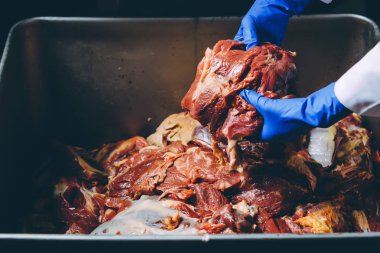 Çiğ et tutan adam el