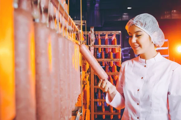 Pabrik daging sosis pekerja produksi — Stok Foto