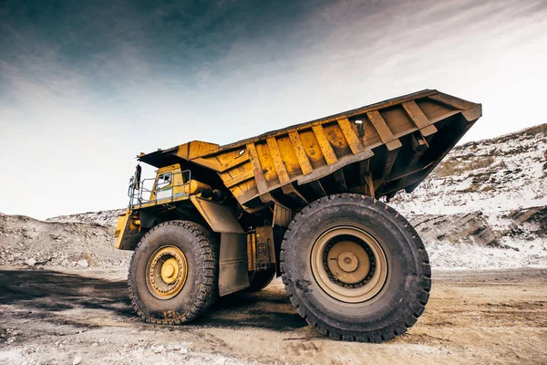 Großlastwagen arbeitet im Tagebau. — Stockfoto