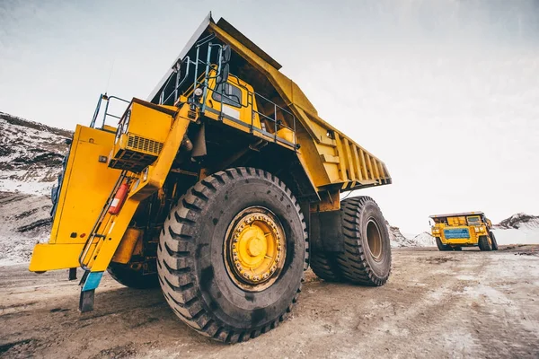 Großlastwagen arbeitet im Tagebau. — Stockfoto