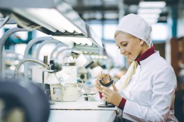Fabrika elektronik işçisi