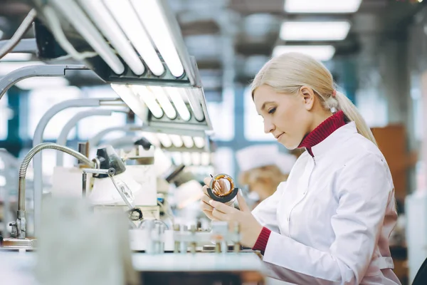 Fábrica electrónica trabajador — Foto de Stock