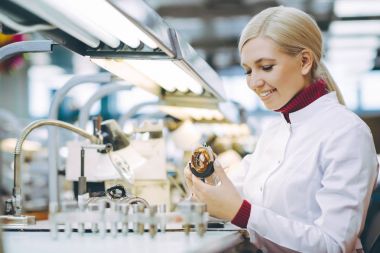 Fabrika elektronik işçisi