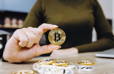 elini tut bitcoin sikke