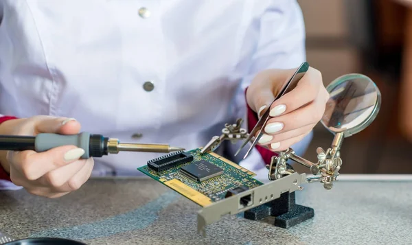 Fábrica de produção de microchips — Fotografia de Stock