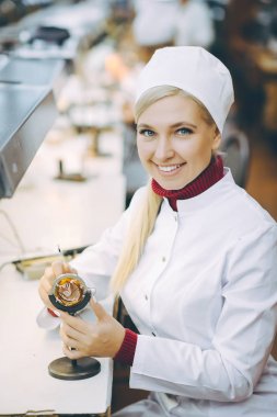 Fabrika elektronik işçisi