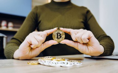 elini tut bitcoin sikke
