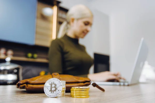 Жінка bitcoin торгівлі — стокове фото