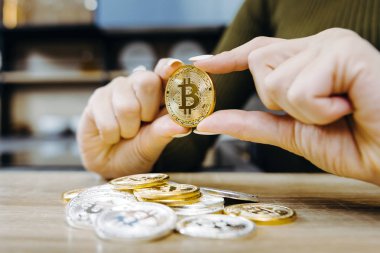 elini tut bitcoin sikke