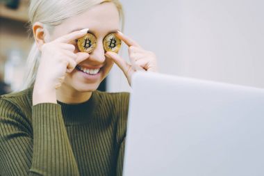 kadın bitcoin dizüstü bilgisayar