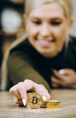 elini tut bitcoin sikke