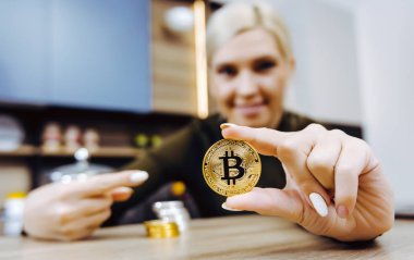 elini tut bitcoin sikke