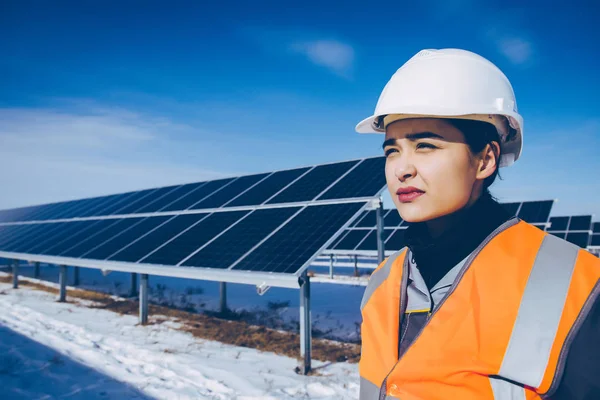 Trabajador de la central solar — Foto de Stock