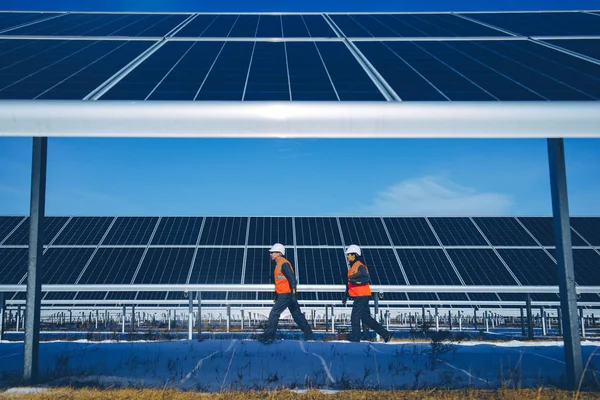 Trabalhador da central solar — Fotografia de Stock