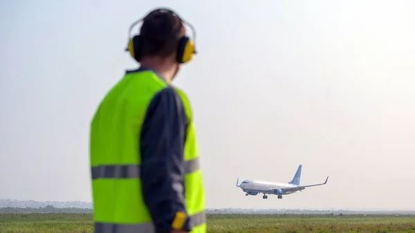 Flughafenarbeiter Ankunft Landebahn außerhalb männlich — Stockfoto