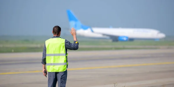 机场工作人员抵达后在男子跑道外降落 — 图库照片