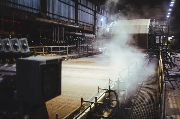 Papier karton het maken van fabriek machine enorme cellulose — Stockfoto