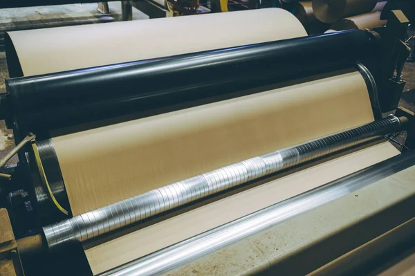 Papierkarton macht Fabrikmaschine riesige Zellulose — Stockfoto