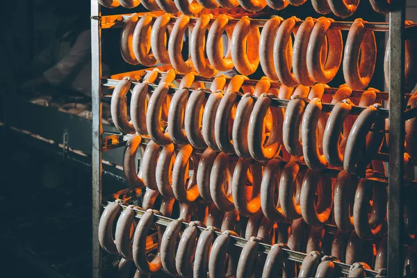 Fábrica de salchichas ahumado carne vegetal colgar rojo — Foto de Stock