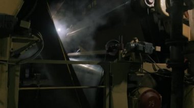 Kağıt fabrikası işlemleri karton taşıyıcı üretiyor