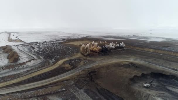 Minería de carbón a cielo abierto equipo de explosión invierno — Vídeos de Stock