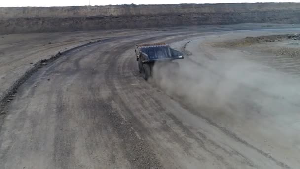 Minería camión grande vacío a cielo abierto conducción — Vídeos de Stock