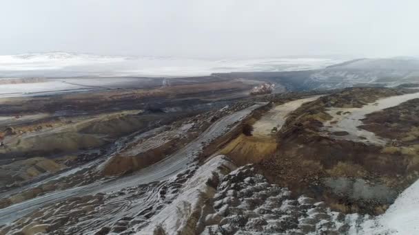 Miniere di carbone open pit attrezzature esplosione invernale — Video Stock