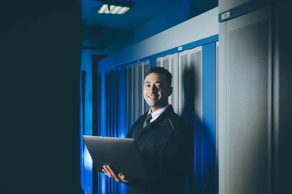 Server datacenter internet man verbinding — Stockfoto