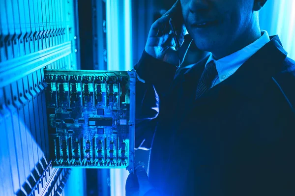 Server daten netzwerk zentrum internet mann verbindung — Stockfoto