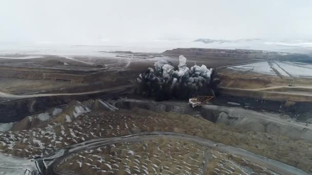 Видобуток вугілля відкрита яма зимове вибухове обладнання — стокове відео