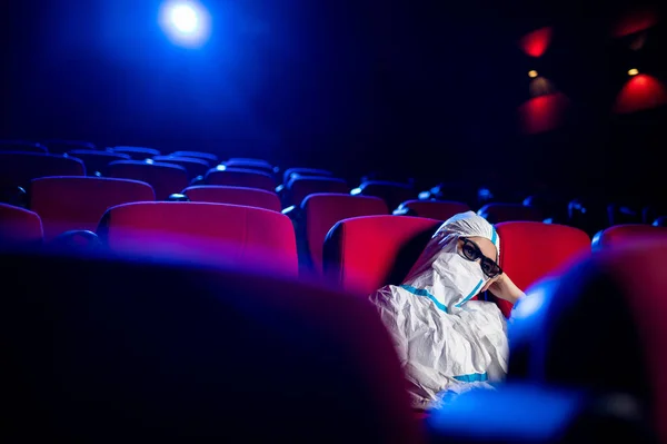 Persona enferma máscara de cine ver película virus público — Foto de Stock