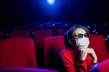 Hasta insan sinema maskesi halk filmi virüsü izliyor.