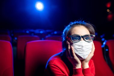 Hasta insan sinema maskesi halk filmi virüsü izliyor.