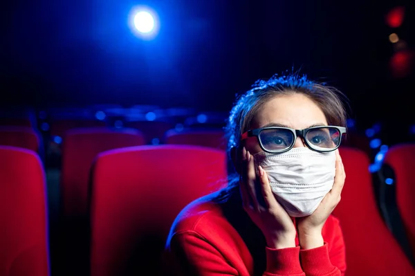 Persona enferma máscara de cine ver película virus público — Foto de Stock