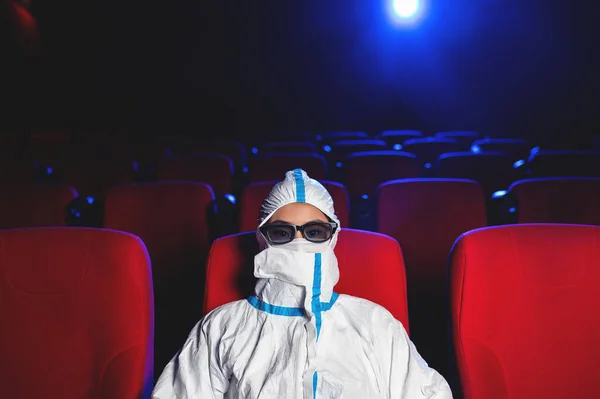 Persona enferma máscara de cine ver película virus público — Foto de Stock