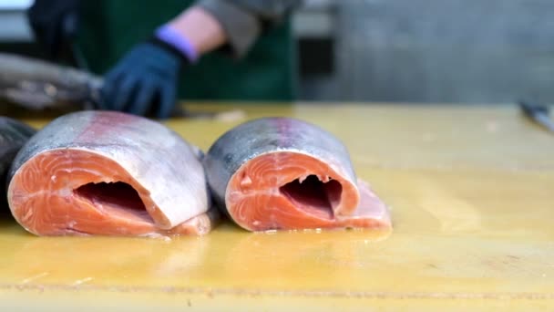 Fábrica de filé de peixe esculpir fatia de salmão vermelho — Vídeo de Stock