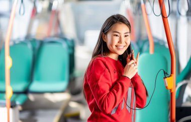 Asyalı yolcu tramvayı seyahat portresi mutlu öğrenci
