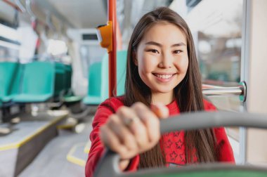 Asyalı yolcu tramvayı seyahat portresi mutlu öğrenci