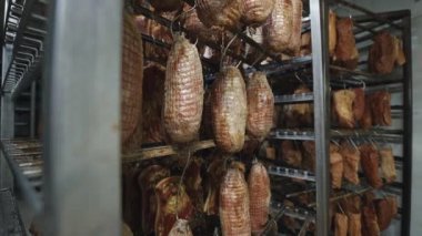 Et fabrikası yapımı tütsülenmiş domuz eti asar