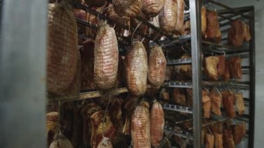 Et fabrikası yapımı tütsülenmiş domuz eti asar