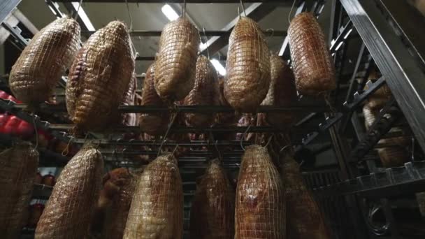 Húsipari termelés lógó füstölt darab sertés — Stock videók