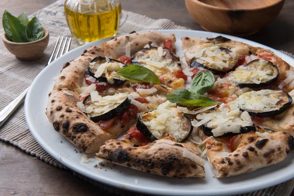 Gesneden pizza gourmet — Stockfoto